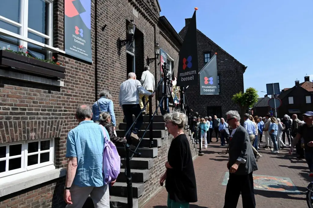 Bezoekers nemen een kijkje tijdens de opening van de expositie